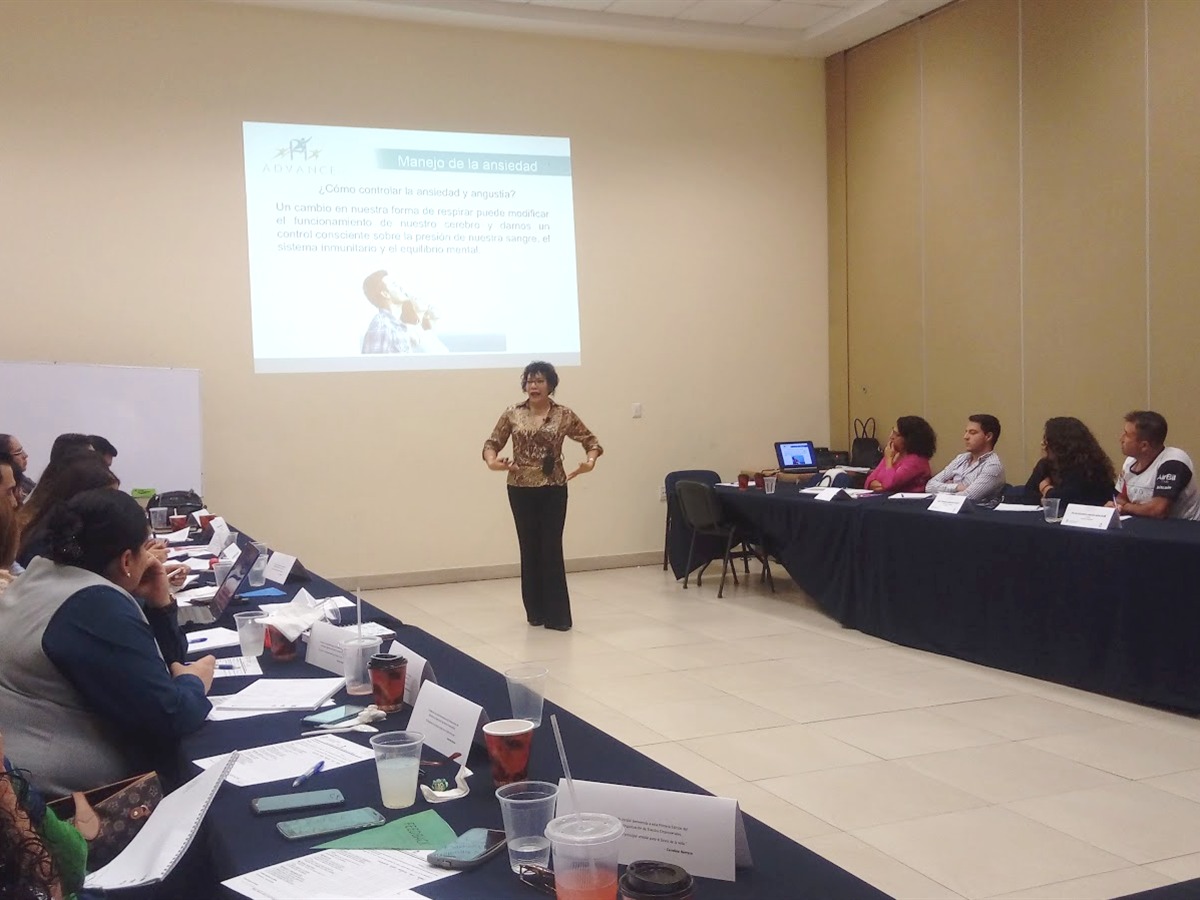 Taller corporativo H ADVANCE con equipos
